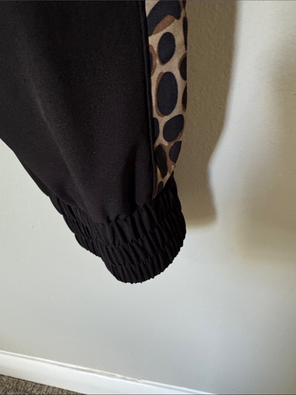 Zenergy by Chicos Black Jogger Pants w Cheetah Side Stripe UPF 50 Size 1.5 10 - Picture 4 of 6